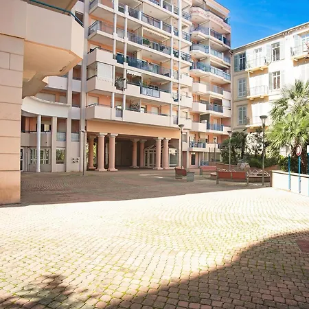 Eden Palace 3 200M From The Promenade - Happy Rentals Apartmán